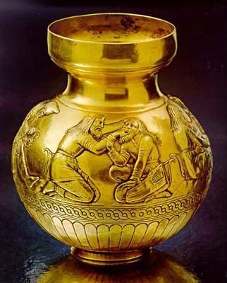 Skytisk vase, også et praktfullt kunstverk. De som laget disse praktfulle kunstverkene var ikke primitive krigerstammer fra Asia, men et høyt kulivert folk som hadde sine klare aner