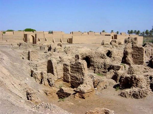 I dag ligger den gamle metropol Babylon under varm og tørr ørkensand