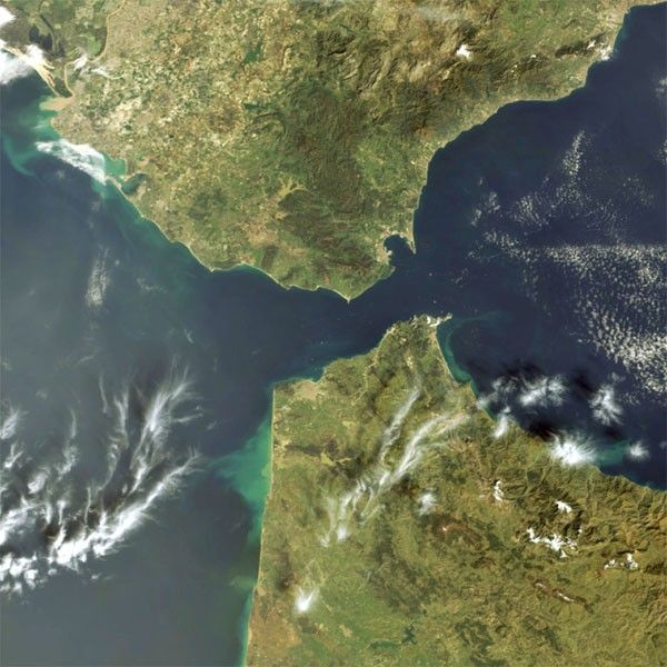 Satellittbilde av Gibraltarstredet mellom Sydeuropa og Nordafrika. Gibraltarstredet er 14,3 km bredt og skiller Europa og Afrika. Fønikerne voktet dette stredet for at ikke andre skulle finne veien fra Middelhavet og ut i Atlanterhavet. Vi ser også en moderne versjon i gibraltar av de såkalte «Herkules støtter», som stredet ble kalt i oldtiden