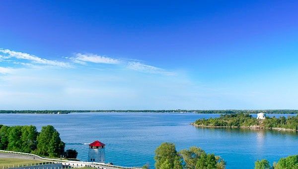 Den store St. Lawrence-elven, som renner ut fra de store sjøene i USA, knytter disse sammen med Atlanterhavet. På grunn av Lachine-strykene, som ikke var seilbare, måtte båter eller kargo fraktes på land forbi strykene. Idag er det sluser forbi Lachine-strykene som tillater større havgående skip å seile fra Atlanteren opp til de store sjøene