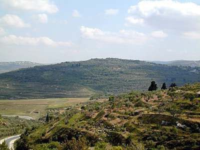 Samariahøyden, der Samaria, hovedstaden i Nordriket, Israels hus, lå i sin tid