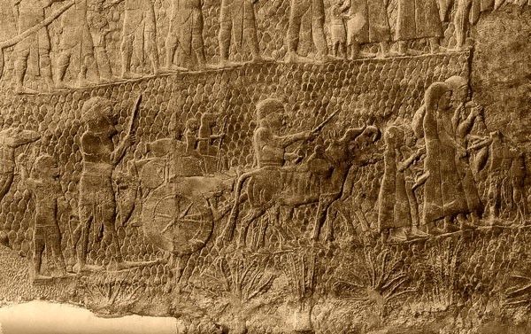 Relieff på steintavle. Tavlen skildrer israelitter som blir ført i fangenskap til Assyria