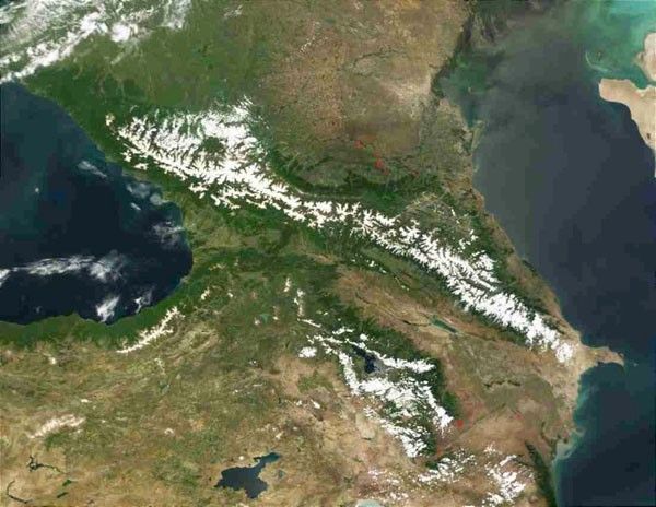 Satellittfoto av Kaukasusfjellkjeden, som skiller mellom Europa og Asia. Midt på bildet ser vi Kaukasus som et hvitt bånd, med Svartehavet til venstre (vest) og Det kaspiske hav til høyre (øst). I disse områdene vandret Israel over til Europa